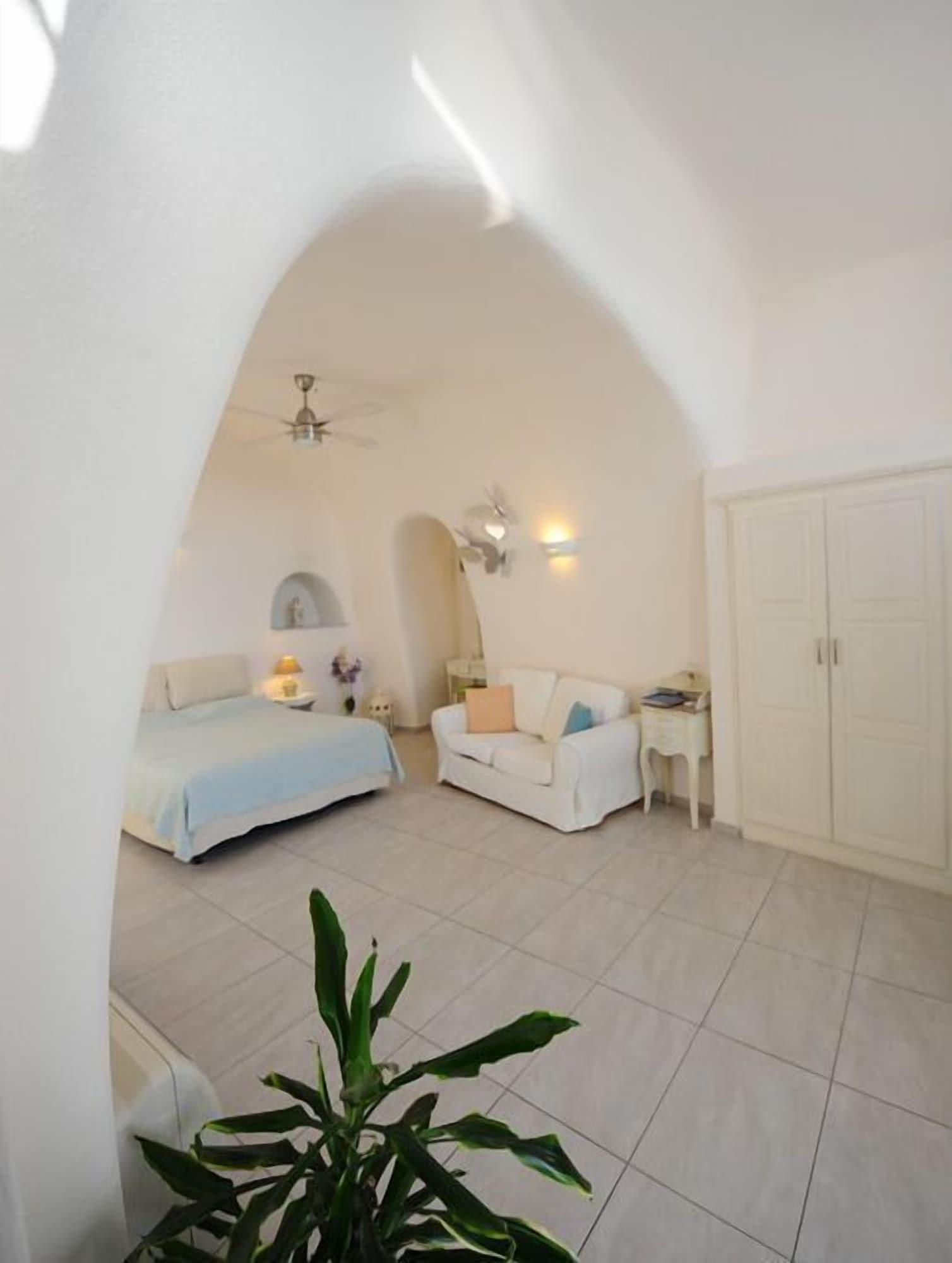 Kavalari - Adults Only Fira (Santorini)